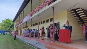Kepala SMA Kampus Paianhot Sitanggang selaku pembina Upacara